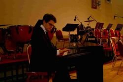 Jure Godler je lani decembra kot solist popestril nastop orkestra glasbene šole Brežice, ki jo je nekoč obiskoval tudi sam. (Foto: M. L., arhiv DL)