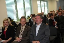 Današnji posvet je odprl minister Andrej Vizjak (desno). (Foto: BDG)