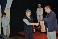 Akterjem, tudi predsednici KD Svoboda Brestanica Margareti Marjetič, se je Rok Petančič zahvalil z grajsko modro frankinjo.