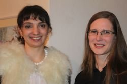 Mentorica in vodja likovne sekcije Art Lipa je profesorica likovne pedagogike Elena Sigmund (levo), ob njej moderatorka večera Veronika Sigmund.