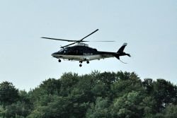 Motorist v helikopterjem v UKC; danes brez elektrike