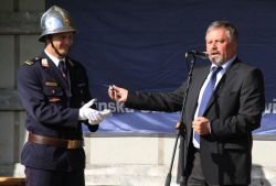 Žužemberški župan je takole ključe novega avtomobila izročil poveljniku dvorskih gasilcev Klemnu Kužniku.