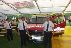 Veselje ob novem gasilskem avtu - danes ga bodo slovesno prevzeli. Na desni predsednik PGD Vrhpolje Andrej Rangus, na levi poveljnik Andrej Golob.