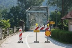Železni most čez Savo so nazadnje obnavljali pred 20 leti, zdaj je spet potreben obnove. (Foto: B. B., arhiv DL)