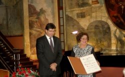 Antonija Zaniuk je prejela Oktobrsko nagrado in čestitko župana Ivana Molana tudi za dolgoletno vodenje Rdečega križa v Brežicah. (Foto: M. L.)