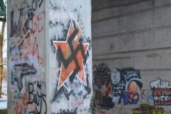 Na neprimerne grafite nas je opozoril bralec iz Novega mesta. Na občini so pojasnili, da so naročili njihovo odstranitev.