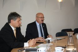 Dogovor je podpisal predsednik razvojnega sveta regije Posavje Franjo Debelak (desno). Projekte je uvodoma predstavil direktor Regijske razvojne agencije Posavje Martin Bratanič (levo). (Foto: M. L.)