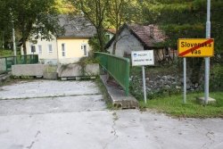 Slovensko-hrvaška meja je nekdanje steze med dvorišči sosednjih hiš v dveh državah pregradila. Arbitražna odločba je tako stanje utrdila. (Foto: M. L.)