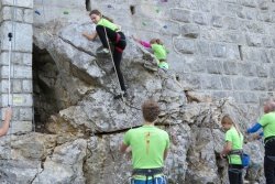 Plezalna stena v starem črnomaljskem mestnem jedru, ki so jo  predali namenu lansko jesen, je atraktivnejši del sprehajalne poti. Ob  njej naj bi uredili še plezalno steno za otroke. (Foto: M. B.-J.)