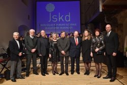 Nagrajenci z ministrom za kulturo Tonetom Peršakom in direktorjem JSKD Markom Repnikom (Foto: Janez Eržen)