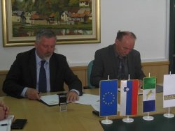 Župan Franc Škufca in direktor podjetja GPI Tehnika Drago Muhič sta danes dopoldan podpisala pogodbo za gradnjo novega vrtca. (Foto: Občina Žužemberk)
