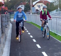 Kolesarji na novi kolesarski stezi v Šmarjeti. (Foto: L. M., arhiv DL)