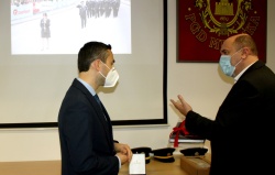 Župan Darko Zevnik je ministru Mateju Toninu izročil monografijo Metlike.