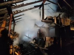 Sinočnji požar v Pišecah je povzročil za okoli deset tisočakov škode. (foto: PGD Bizeljsko)