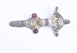Pozlačena srebrna ločna vzhodnogotska fibula iz Zidanega gabra iz 6. stoletja.