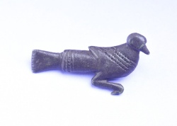 Srebrna vlita fibula v obliki goloba, najdena v Zidanem gabru, iz 6. stoletja.