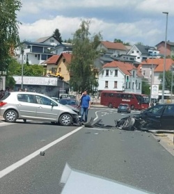 Zakaj je 78-letni  voznik  osebnega avtomobila nenadoma zapeljal na levo in  čelno  trčil  v  avtomobil  35-letne  voznice na Seidlovi v Novem mestu, policisti še ugotavljajo. (Foto: FB Policijske kontrole Dolenjska)