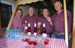 Manjkali niso šentjernejski vinogradniki, dobrote so ponujale tudi članice Društva kmetic Šentjernej.
