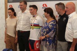 FOTO: Žak Eržen ponosno pokazal bronasto in zlato kolajno s svetovnega mladinskega prvenstva