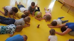 V Oranžni igralnici otroci uživali v jogi