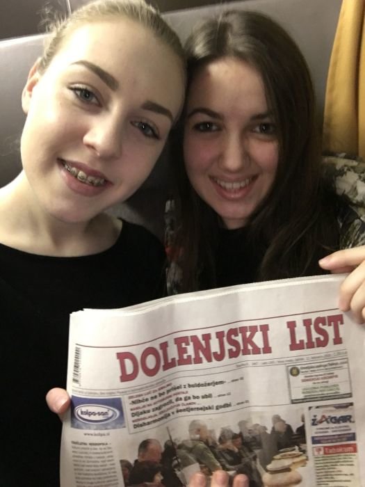 Prijateljici Lara in Laura skupaj z Dolenjskim listom: »Iz srca vam želimo veselo valentinovo!«