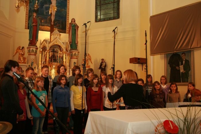 Pevski zbor Glasbene šole Sevnica pod vodstvom Katje Krnc.