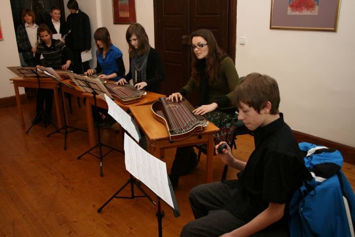 Učenci in učiteljica Glasbene šole Sevnica so popestrili odprtje razstave Jane Peršolja.