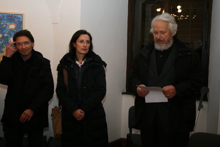 Umetnica Jana s soprogom in prof. Mušičem med nagovorom ob otvoritvi.