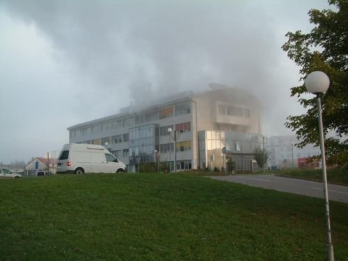 Zdravstveni dom v dimu in plamenih.