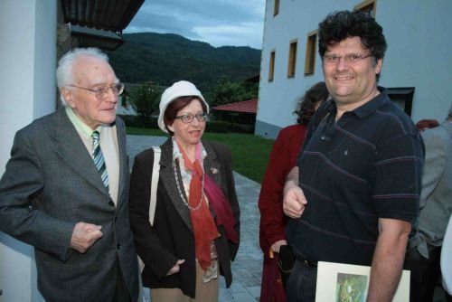 Pisatelja Zora Tavčar in Alojz Rebula med domačini ob 500-letnici Primoža Trubarja, ki je služboval tudi v Loki.(Foto: P. P.)