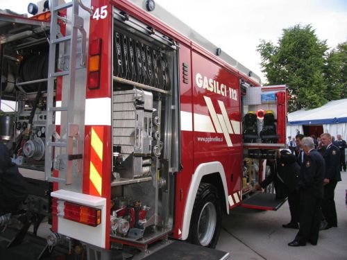 Sodobno opremljeno gasilsko vozilo.