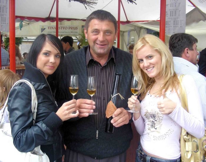 Jožef Prus, na fotografiji v družbi lepše polovice skupine 4 Play, se lahko pohvali z nazivom vinar leta 2009. (Foto: arhiv, R.V.)