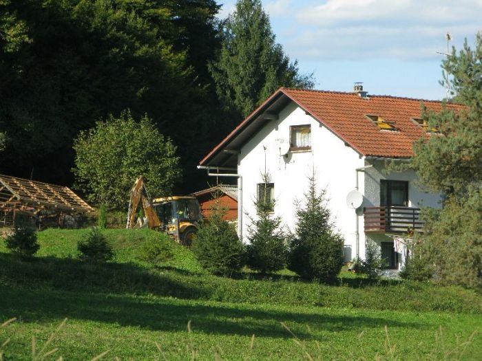 Sosedova hiša, kamor so se preslili Lužarjevi, je le nekaj sto metrov stran od gradbišča.