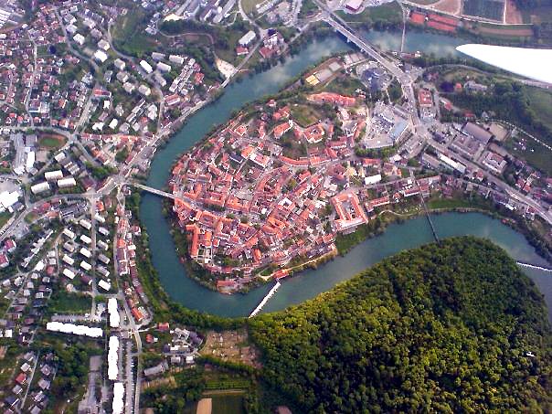 Mestna občina Novo mesto je prva med slovenskimi mestnimi občinami s sprejetim občinskim prostorskim načrtom. (Vir fotografije: Wikipedia)