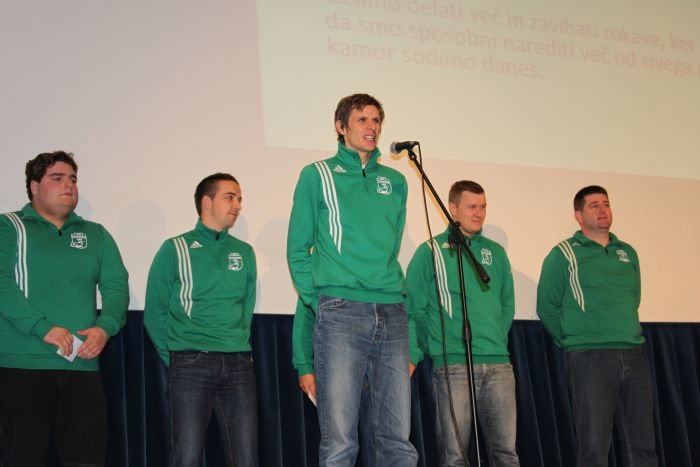 Vodja novoustanovljene nogometne šole je Rok Zorko, na sliki s trenerji šole.