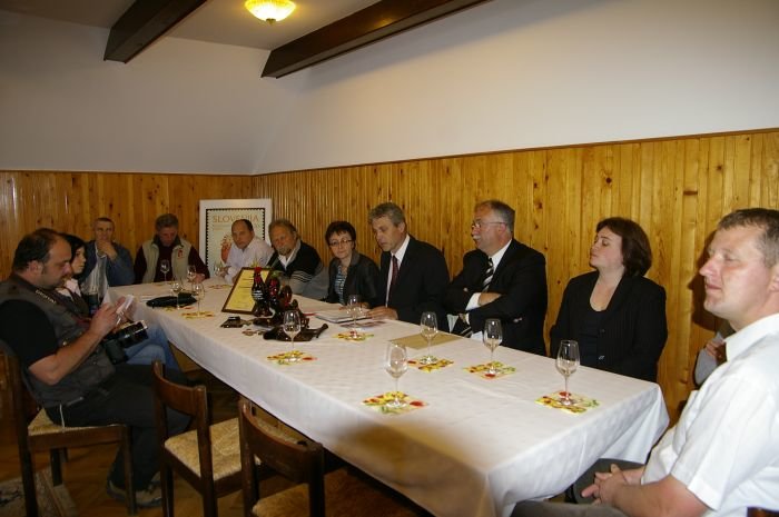 Zbrani na novinarski konferenci na kmetiji Martinčič v Šmalčji vasi. (Foto: L. M.)