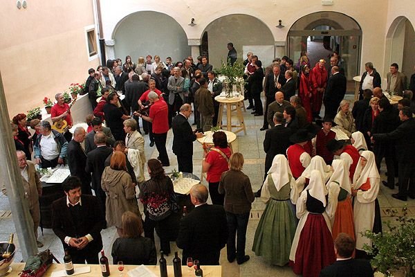 Utrinek s Tedna cvička in dogajanja v atriju gostišča, kjer so se vinogradniki med drugim poslovili od upokojenega novinarja Studia D Jožeta Muse. (Foto: B. B., arhiv DL)