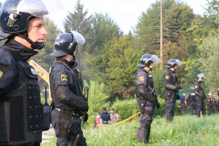 Koliko policistov specialcev v Žabjaku, ne smejo izdati!