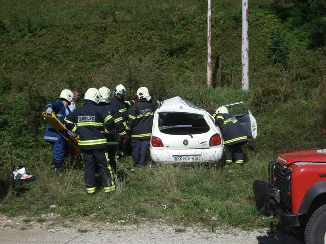 Foto: Reševali ukleščenega v avtu 