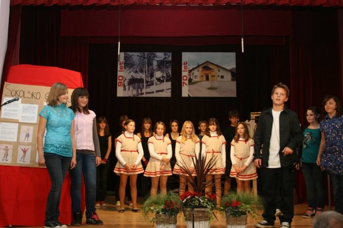 Učenci boštanjske osnovne šole so se na petkovi prireditvi izkazali s prikazom sokolskega gibanja v Boštanju.