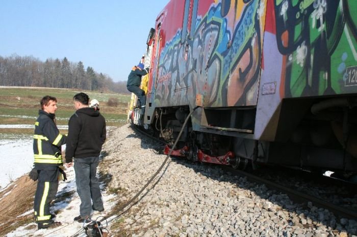 FOTO: Pri Potočni vasi se je iztiril vlak