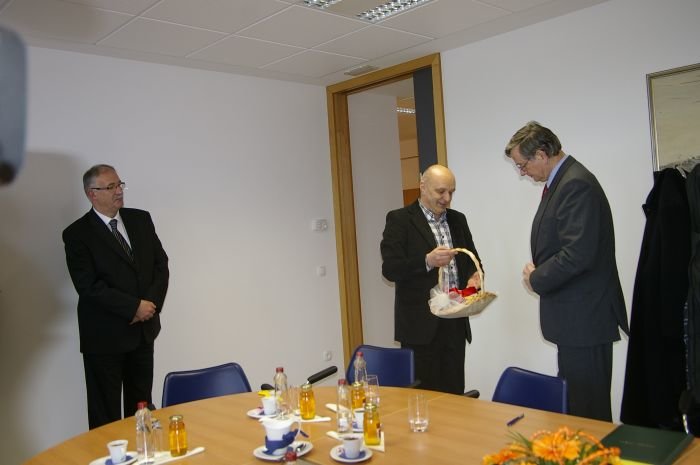 Direktor podjetja Arex Ivan Kralj predsedniku izroča darilo pozornosti. Na levi župan Franc Hudoklin.