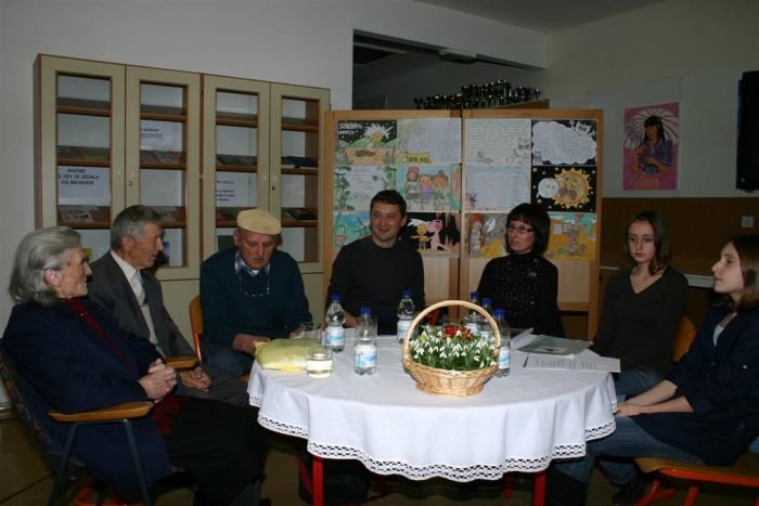 Z leve: Albina Luzar, Miha Rukše, Frenk Štamfelj, Peter Golob, Jasna Pavlin, Neja Luzar in Evgenija Burger.