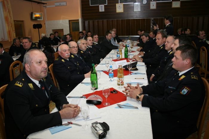Omizje z vodstvom Gasilske zveze Sevnica, s predsednikom Zvonetom Košmerlom na čelu in gosti. (Foto: Pavel Perc)