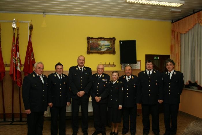 Zaslužni gasilci, prejemniki plamenic in odlikovanj, s Košmerlom in Boraničem v svoji sredi. Na skrajni desni je Boris Koteski, ki je postal višji gasilski častnik 2. stopnje.