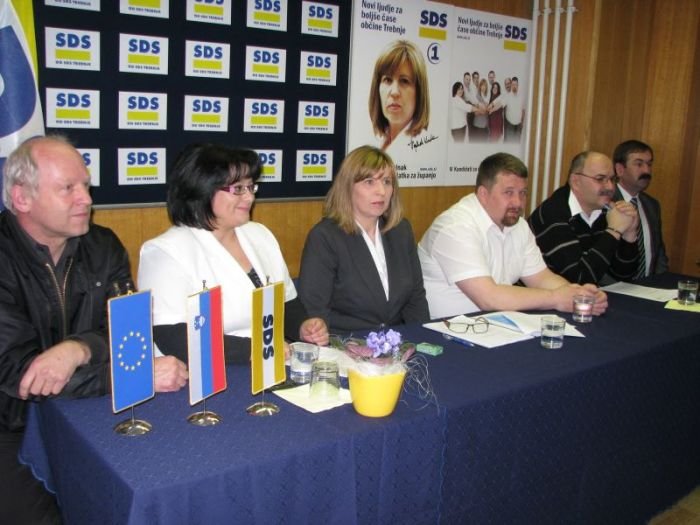 Na prejšnjih lokalnih volitvah je Nada Pepelnak kandidirala za županjo (aktualni župan Trebnjega Alojzij Kastelic jo je potem imenoval za podžupanjo), na predstavitvi programa sta tedaj Bogdana Brilj in Boštjan Koncilja sedela ob njenem boku, zdaj pa so med njimi očitno nastala velika trenja, prevelika, da bi lahko bili vsi v isti stranki. (Foto: J. A., arhiv DL)
