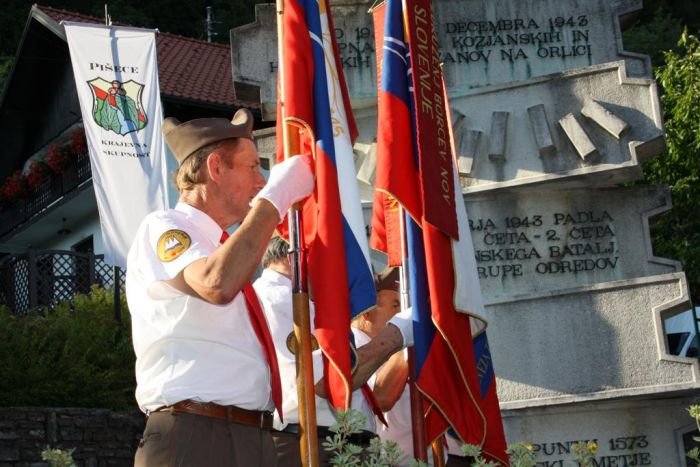 Ob zastavah pri spomeniku v Pišecah na slovesnosti ob krajevnem prazniku obudili spomine in obsodili rastočo družbeno neenakost. (Foto: M. L.)