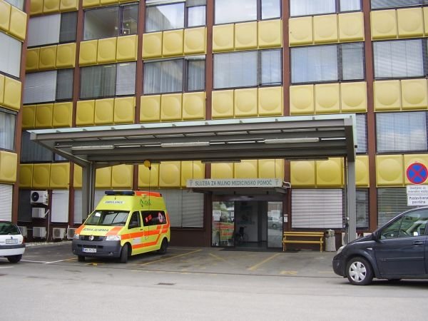 Dojenčka so z rešilcem iz ZD prepeljali v bolnišnico, nato v UKC Ljubljana. (Foto: arhiv)