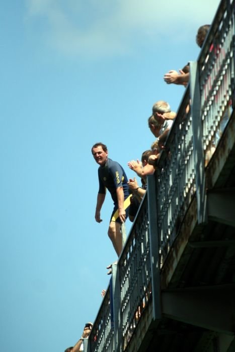 FOTO: Z mosta na glavo v Krko