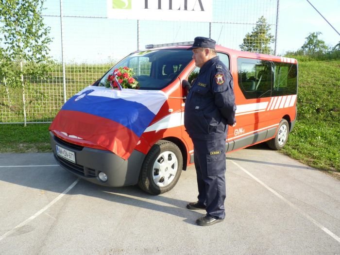 Grabrovški gasilci dobili prvo novo vozilo za prevoz moštva